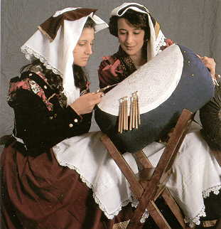 origine foto: https://www.merlettoitaliano.it/scuola-di-merletto-a-tombolo-del-comune-di-pescocostanzo.html