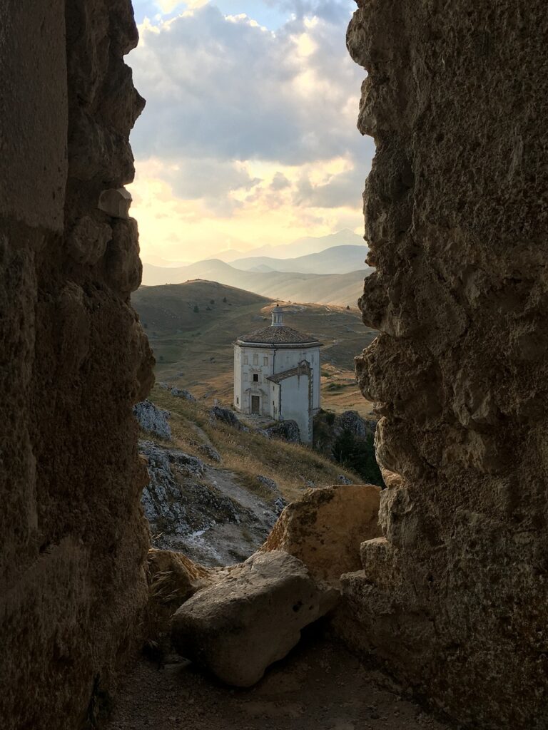 Veduta panoramica della Rocca Calascio in Abruzzo al tramonto
Il castello di Rocca Calascio e la chiesa di Santa Maria della Pietà
Escursionisti lungo il sentiero per raggiungere Rocca Calascio