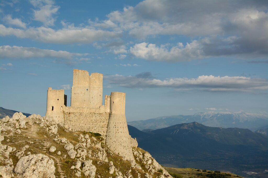 come arrivare a Rocca Calascio
dove parcheggiare a Rocca Calascio
Rocca Calascio film
Rocca Calascio trekking
panorama Rocca Calascio
Rocca Calascio con bambini
borghi Abruzzo da visitare
cosa fare in Abruzzo
castelli in Abruzzo
Parco del Gran Sasso luoghi da vedere
escursione Rocca Calascio
Rocca Calascio neve
chiesa Santa Maria della Pietà
location Ladyhawke Abruzzo