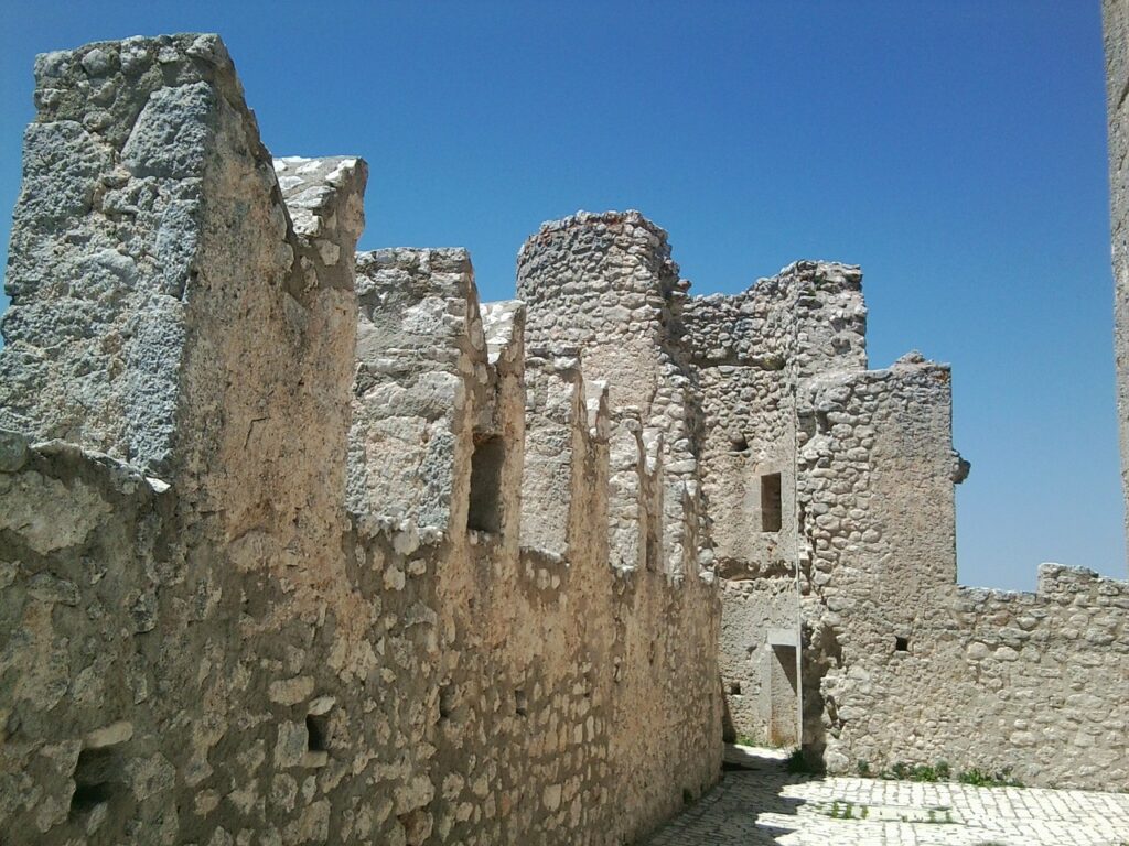 Borgo medievale di Rocca Calascio con vista sulle montagne del Gran Sasso
Panorama innevato dalla Rocca Calascio, uno dei castelli più alti d’Italia
Scorcio del borgo di Calascio, uno dei più suggestivi d’Abruzzo